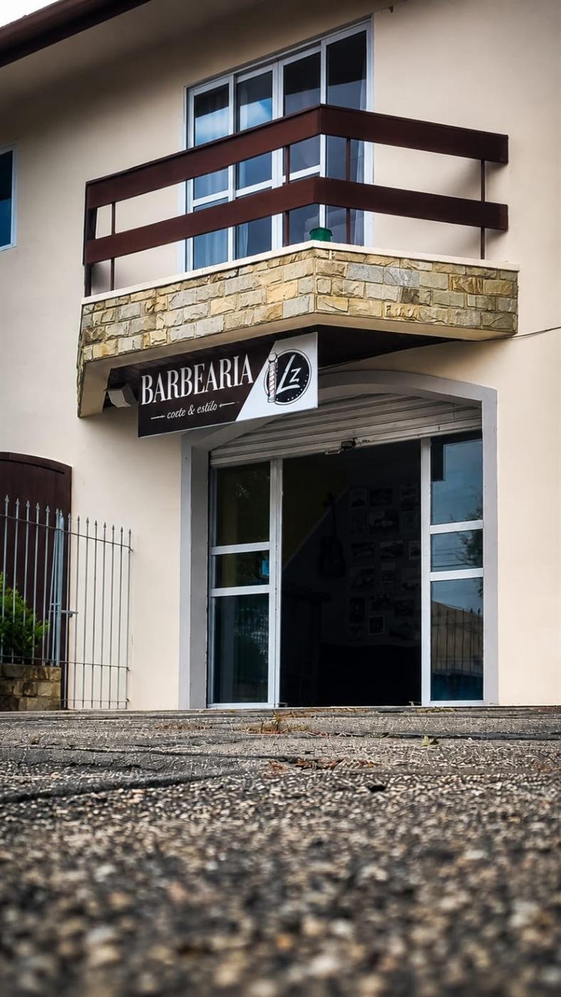 Fachada da Barbearia LZ durante o dia