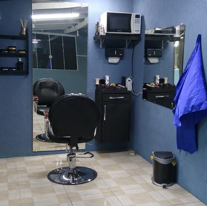 Garagem de casa onde Geison começou a atender
